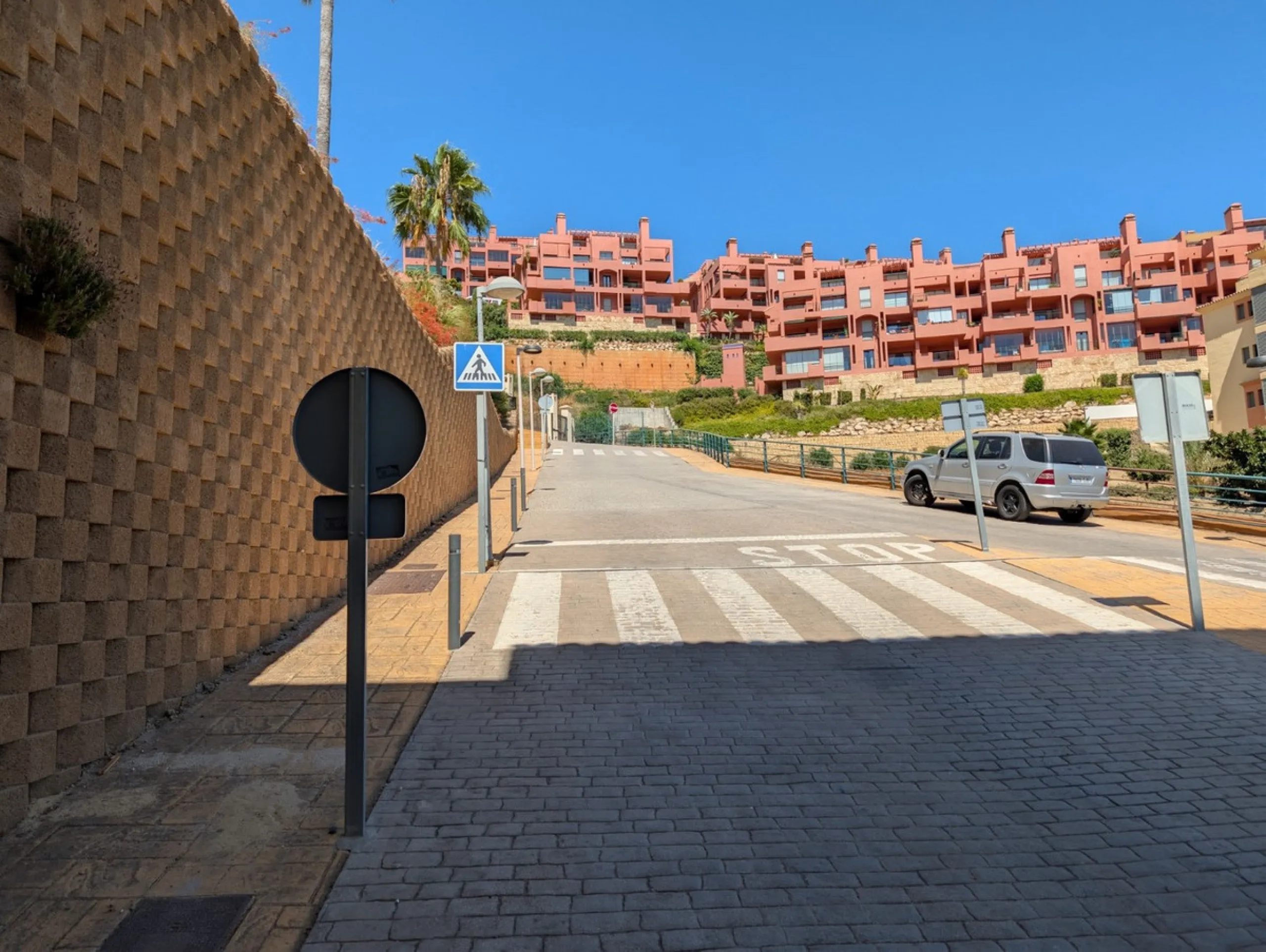 This exclusive south-facing penthouse next to the golf course boasts stunning sea views and open panoramic vistas. Located within a popular gated community with excellent maintenance and 24-hour security, it perfectly combines privacy, comfort, and strong