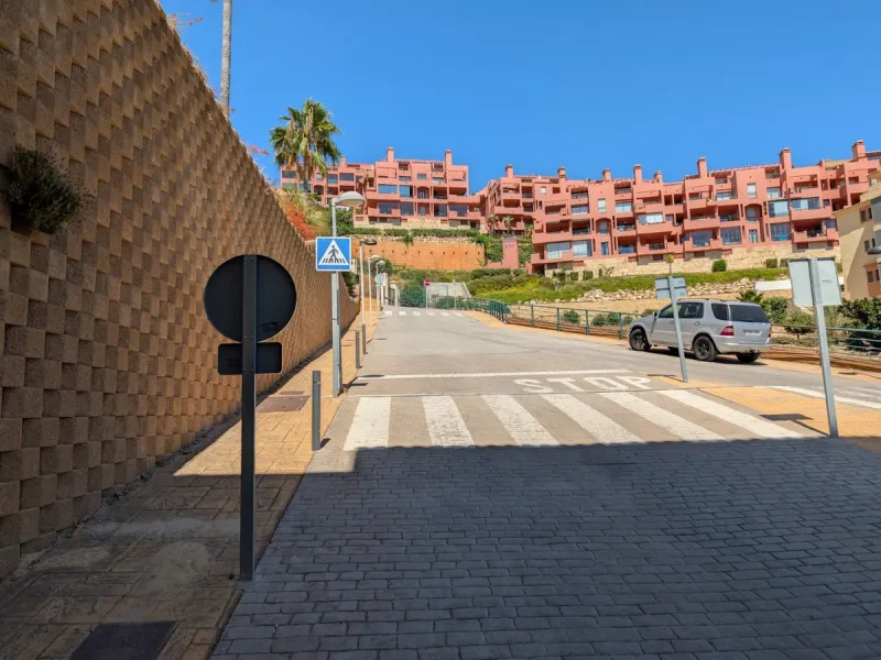 This exclusive south-facing penthouse next to the golf course boasts stunning sea views and open panoramic vistas. Located within a popular gated community with excellent maintenance and 24-hour security, it perfectly combines privacy, comfort, and strong