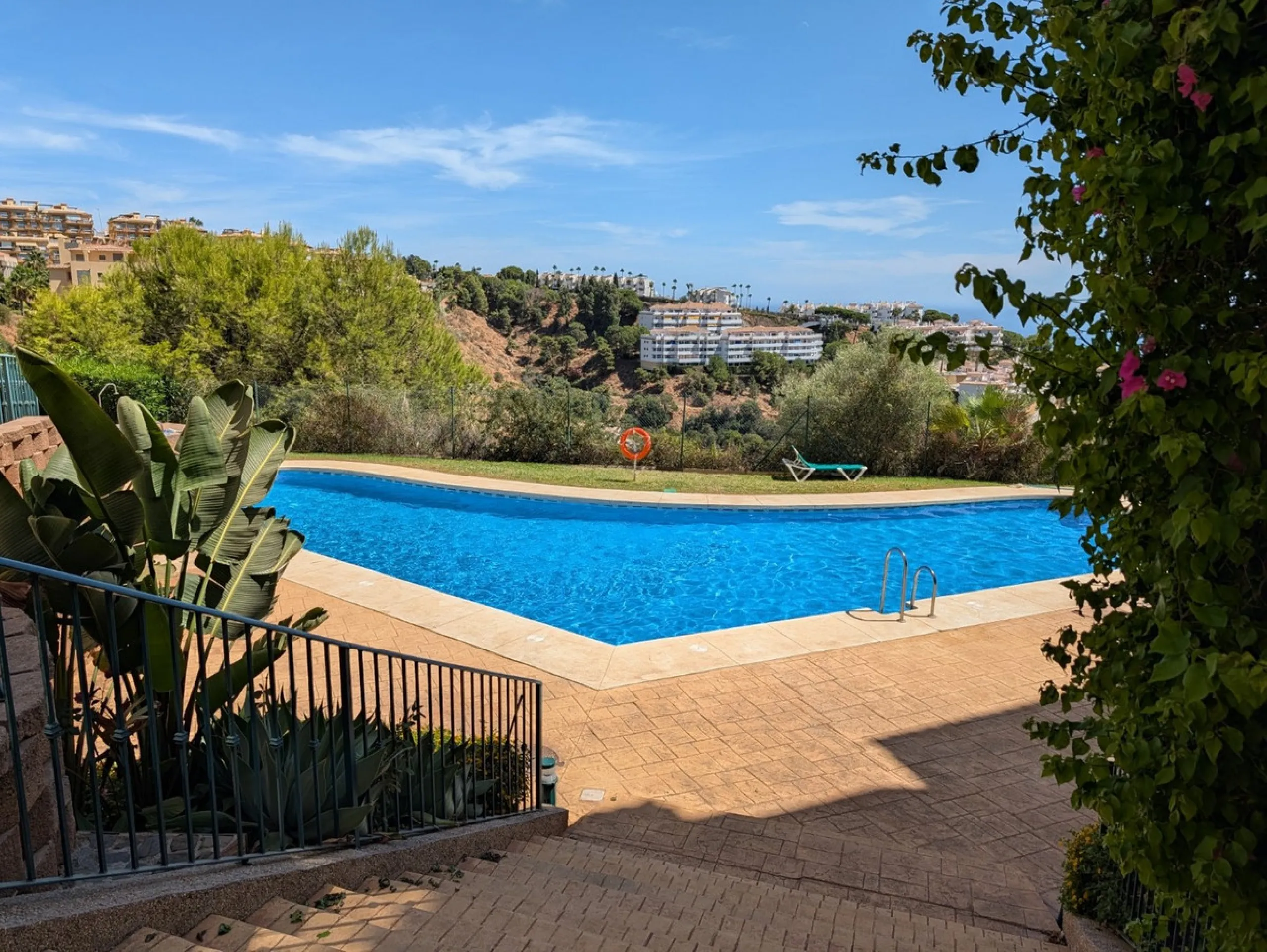 This exclusive south-facing penthouse next to the golf course boasts stunning sea views and open panoramic vistas. Located within a popular gated community with excellent maintenance and 24-hour security, it perfectly combines privacy, comfort, and strong