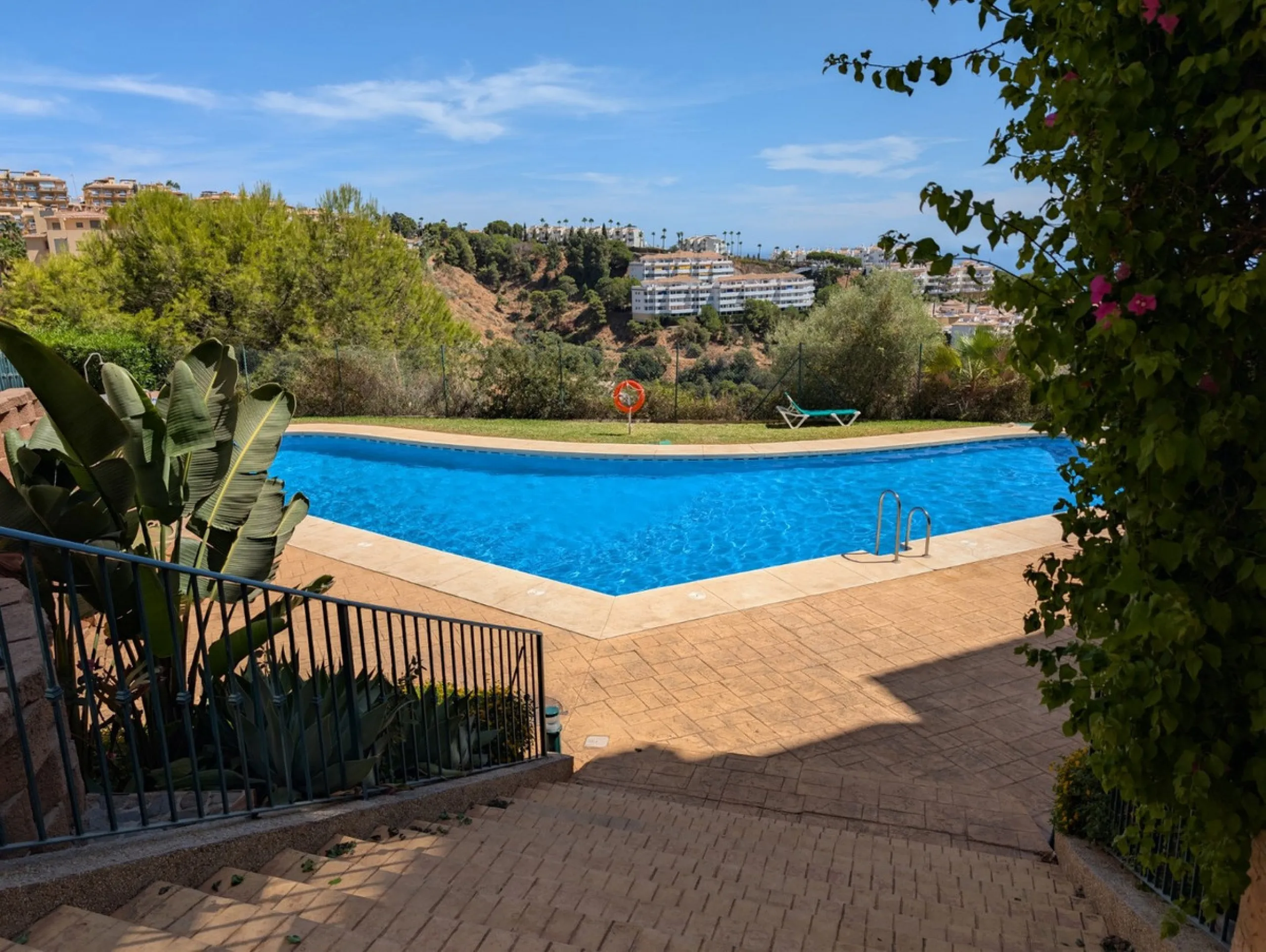 This exclusive south-facing penthouse next to the golf course boasts stunning sea views and open panoramic vistas. Located within a popular gated community with excellent maintenance and 24-hour security, it perfectly combines privacy, comfort, and strong