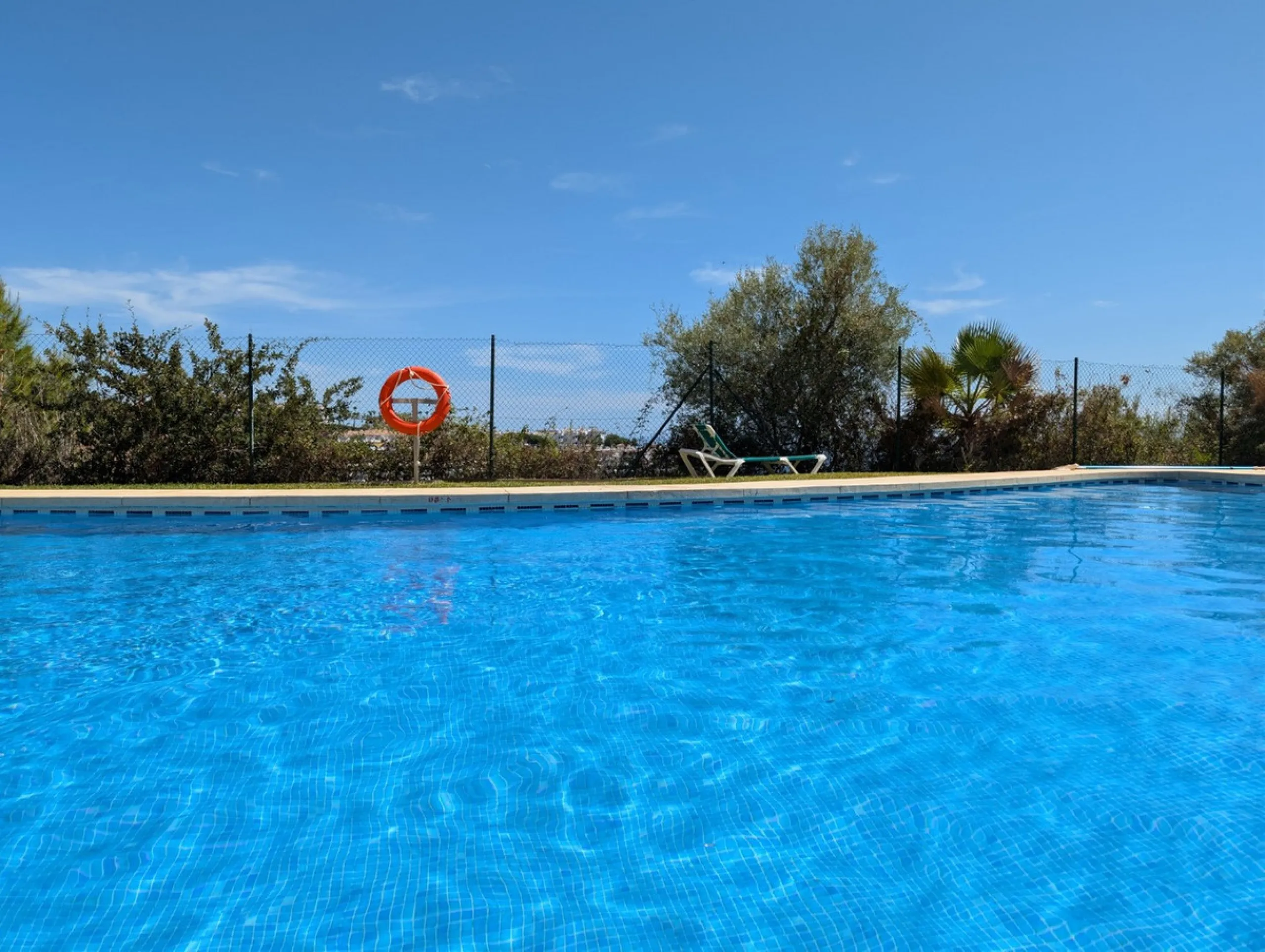 This exclusive south-facing penthouse next to the golf course boasts stunning sea views and open panoramic vistas. Located within a popular gated community with excellent maintenance and 24-hour security, it perfectly combines privacy, comfort, and strong