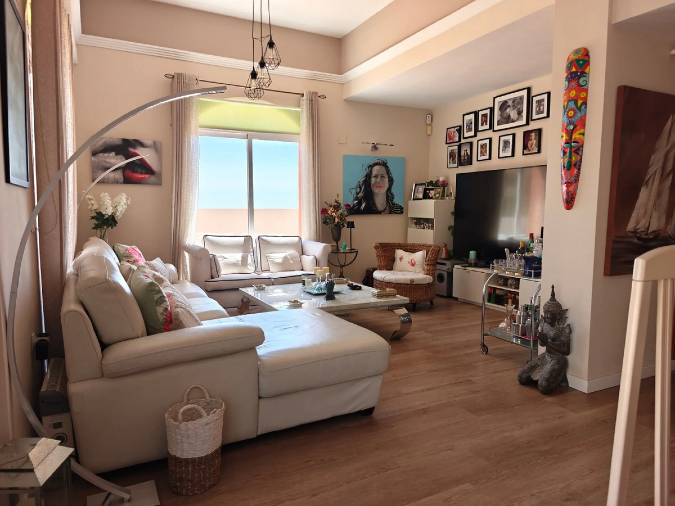 This exclusive south-facing penthouse next to the golf course boasts stunning sea views and open panoramic vistas. Located within a popular gated community with excellent maintenance and 24-hour security, it perfectly combines privacy, comfort, and strong