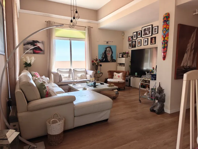 This exclusive south-facing penthouse next to the golf course boasts stunning sea views and open panoramic vistas. Located within a popular gated community with excellent maintenance and 24-hour security, it perfectly combines privacy, comfort, and strong