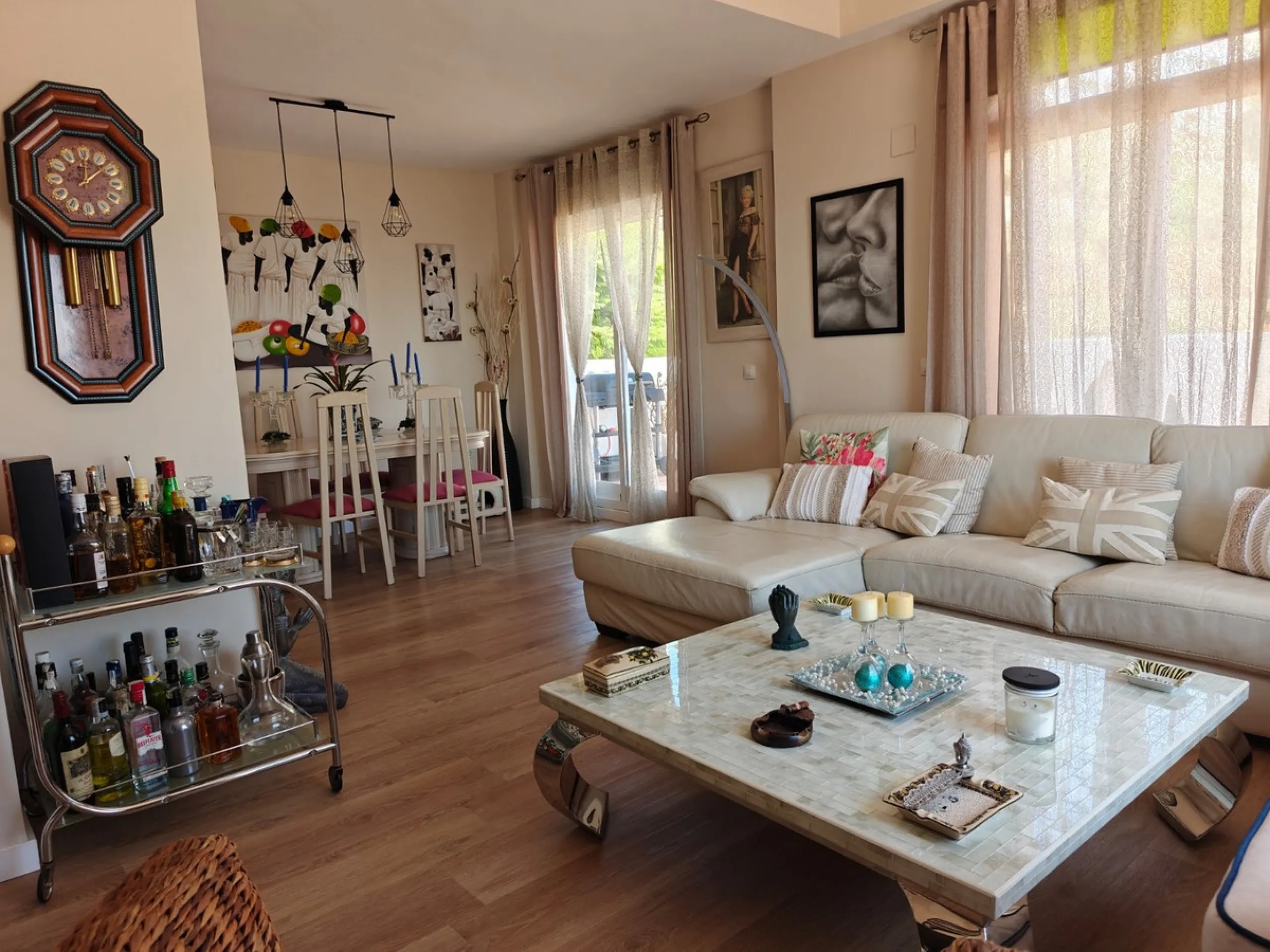 This exclusive south-facing penthouse next to the golf course boasts stunning sea views and open panoramic vistas. Located within a popular gated community with excellent maintenance and 24-hour security, it perfectly combines privacy, comfort, and strong