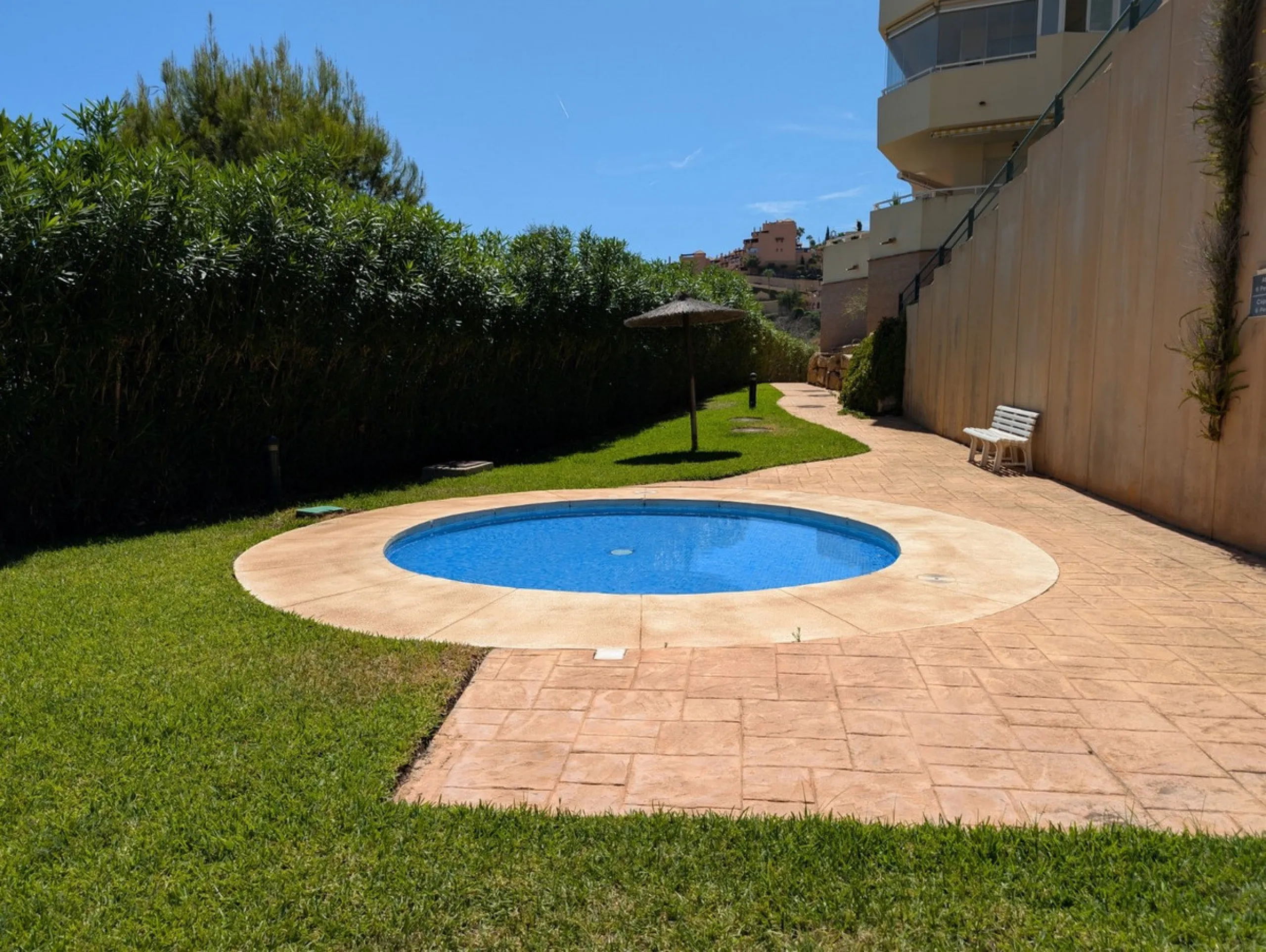 This exclusive south-facing penthouse next to the golf course boasts stunning sea views and open panoramic vistas. Located within a popular gated community with excellent maintenance and 24-hour security, it perfectly combines privacy, comfort, and strong