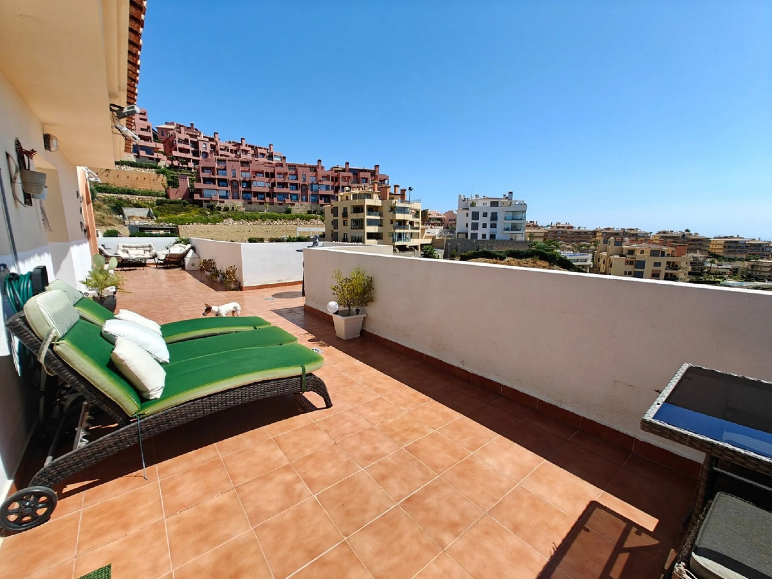 This exclusive south-facing penthouse next to the golf course boasts stunning sea views and open panoramic vistas. Located within a popular gated community with excellent maintenance and 24-hour security, it perfectly combines privacy, comfort, and strong