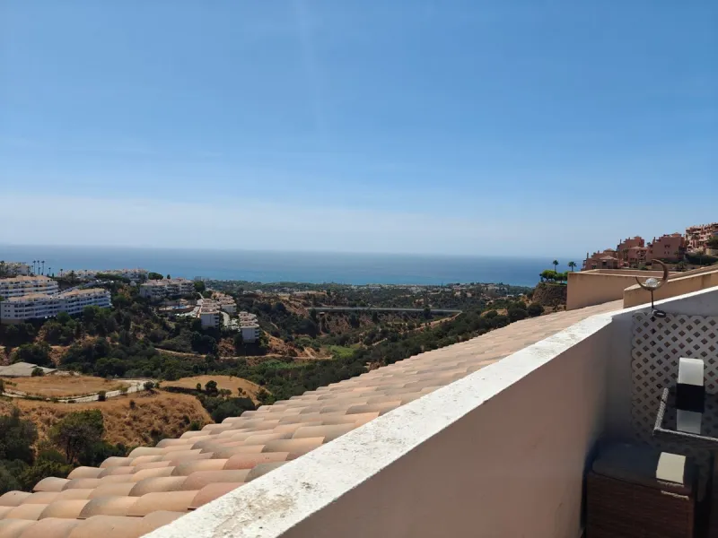 This exclusive south-facing penthouse next to the golf course boasts stunning sea views and open panoramic vistas. Located within a popular gated community with excellent maintenance and 24-hour security, it perfectly combines privacy, comfort, and strong