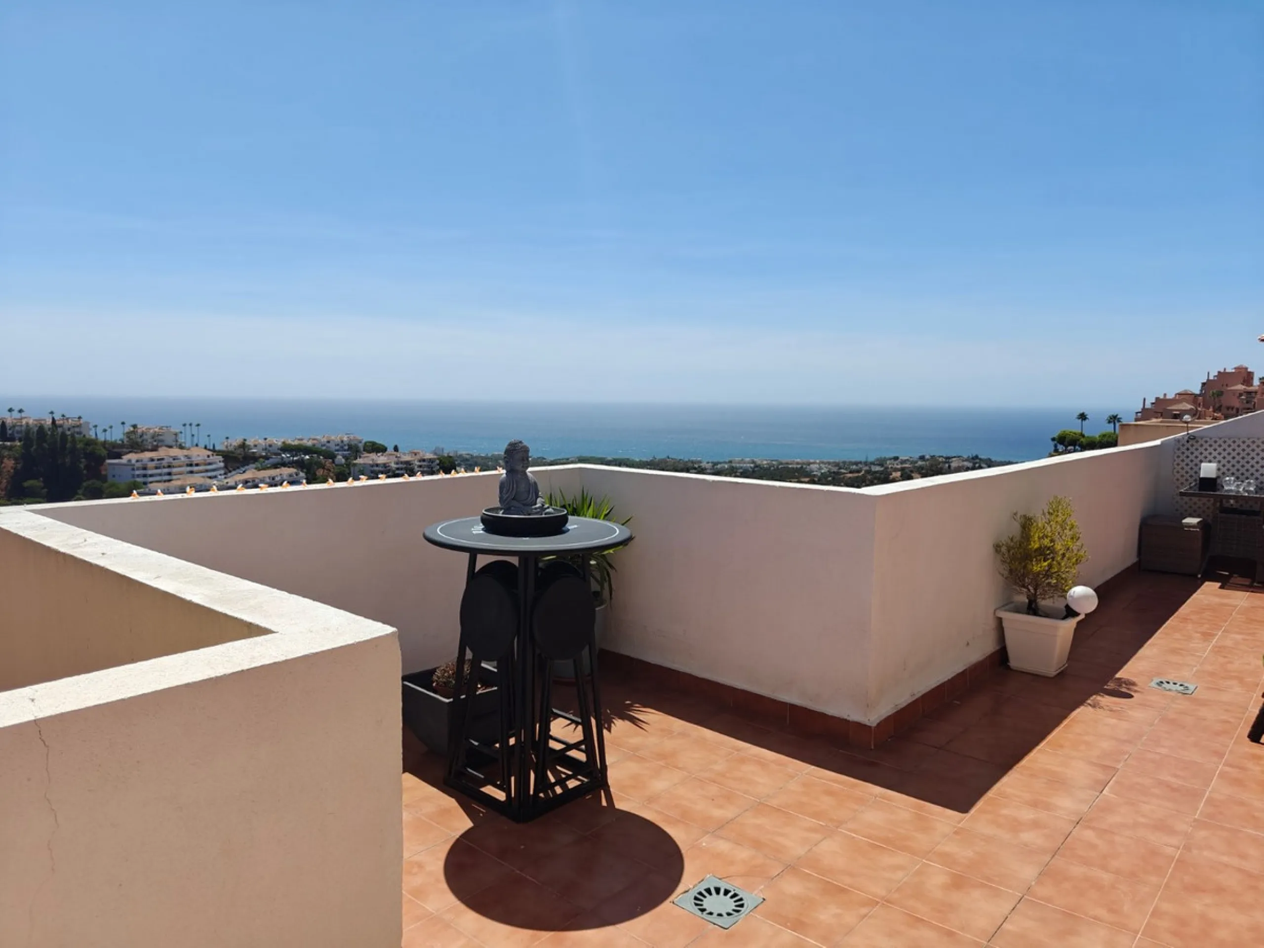 This exclusive south-facing penthouse next to the golf course boasts stunning sea views and open panoramic vistas. Located within a popular gated community with excellent maintenance and 24-hour security, it perfectly combines privacy, comfort, and strong