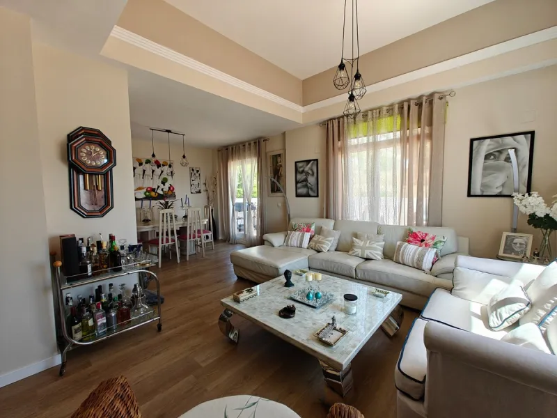 This exclusive south-facing penthouse next to the golf course boasts stunning sea views and open panoramic vistas. Located within a popular gated community with excellent maintenance and 24-hour security, it perfectly combines privacy, comfort, and strong