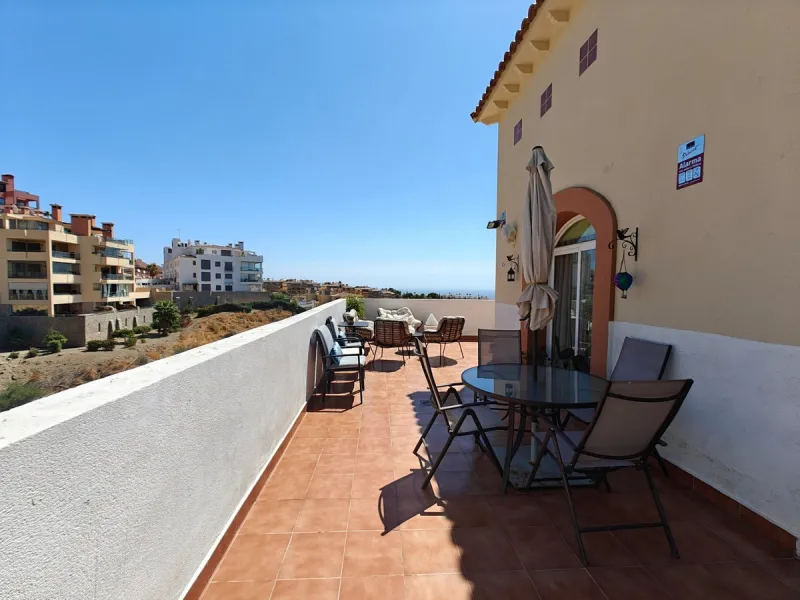 This exclusive south-facing penthouse next to the golf course boasts stunning sea views and open panoramic vistas. Located within a popular gated community with excellent maintenance and 24-hour security, it perfectly combines privacy, comfort, and strong