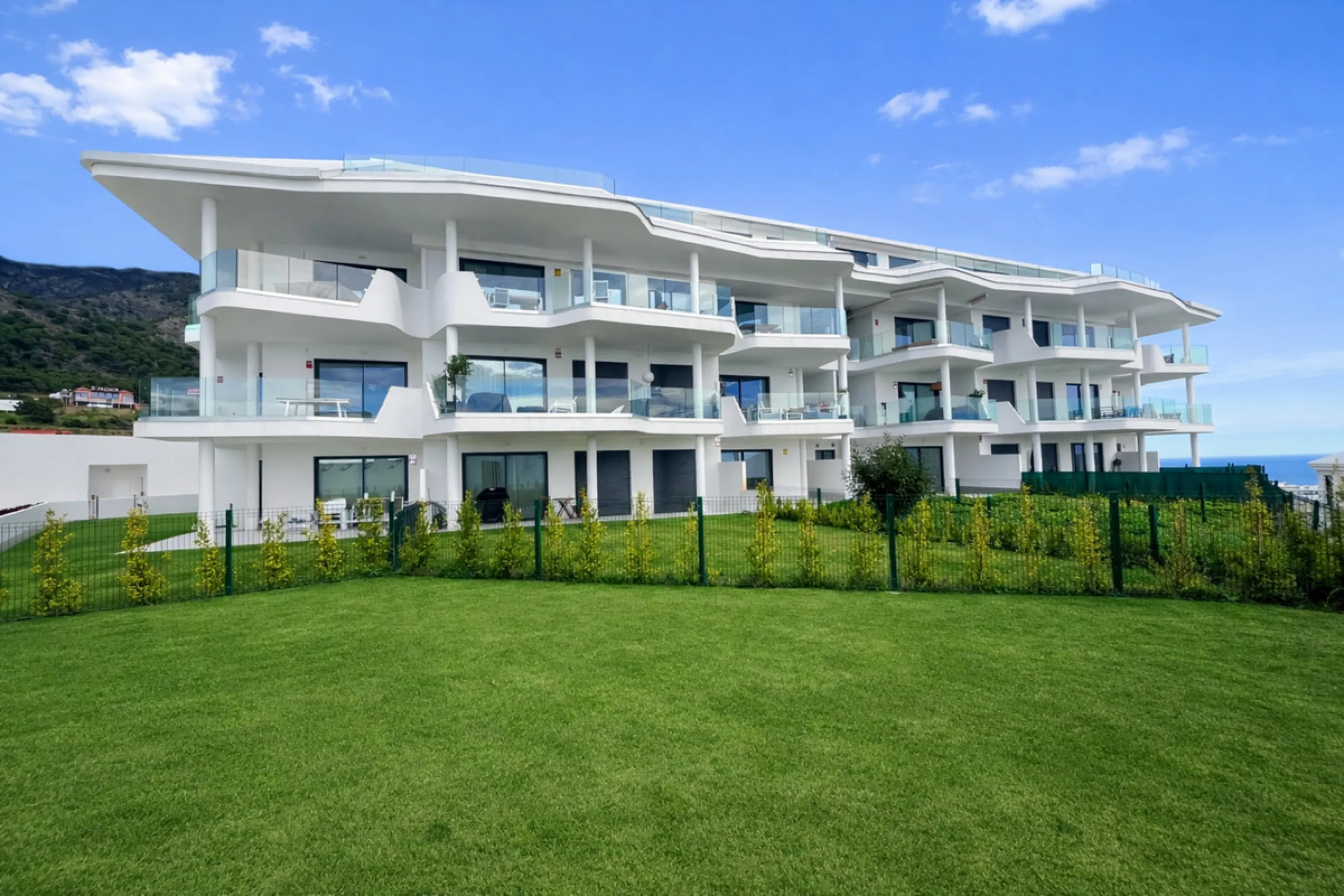 Ground floor 3-bedroom apartment with 100 m² private garden in El Higuerón