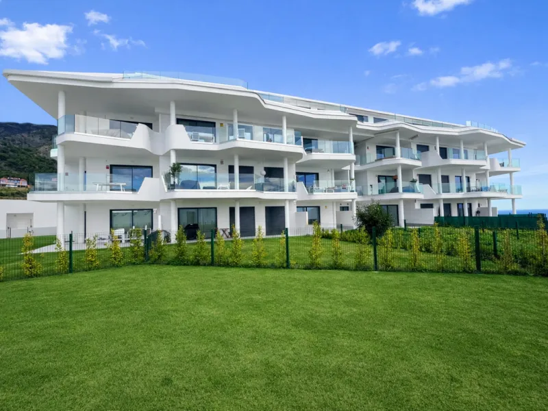 Ground floor 3-bedroom apartment with 100 m² private garden in El Higuerón