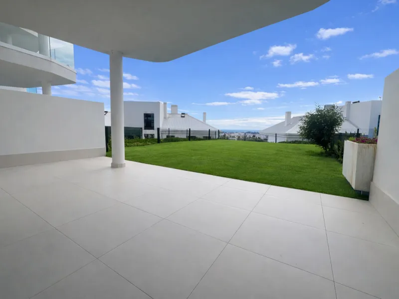 Ground floor 3-bedroom apartment with 100 m² private garden in El Higuerón