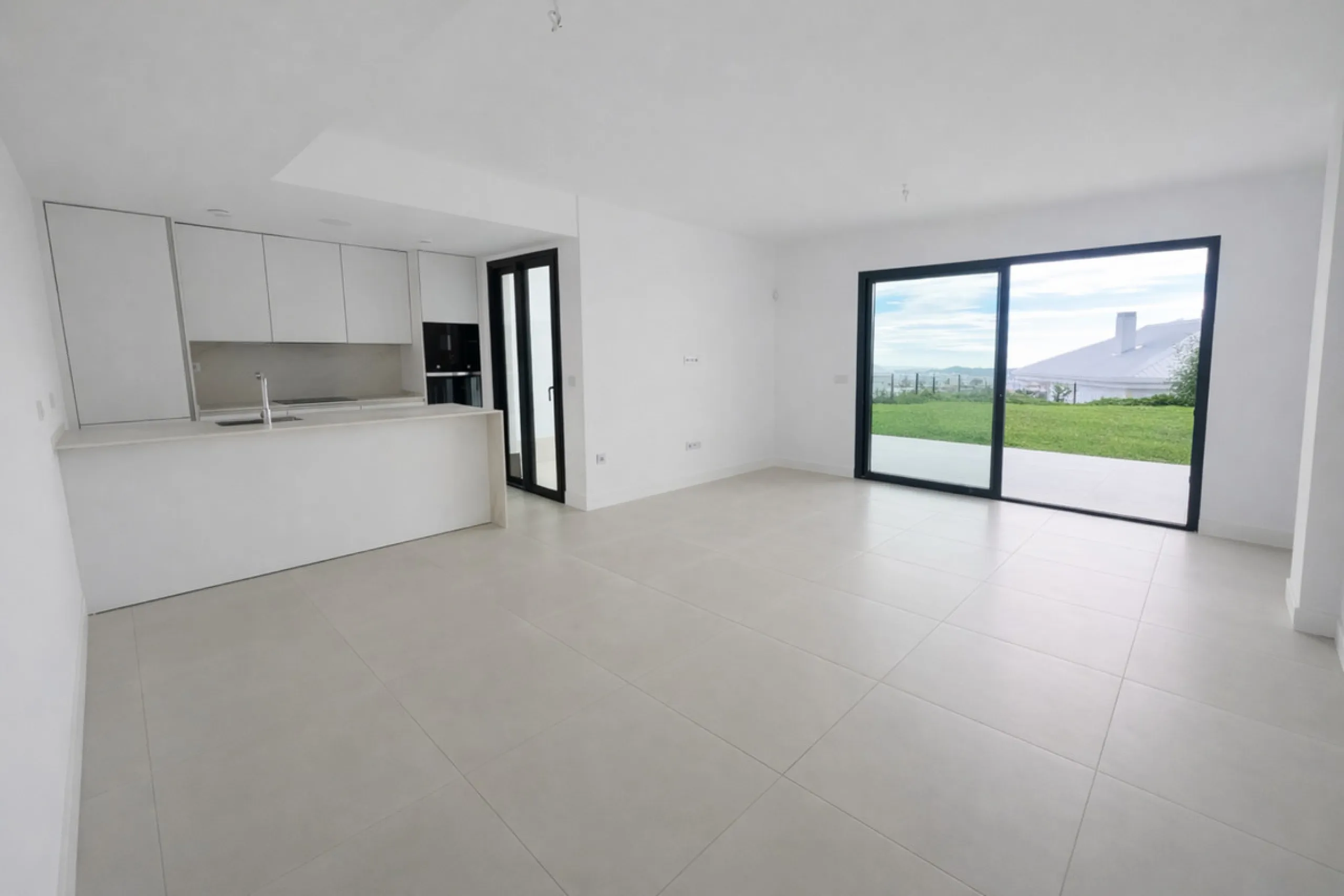 Ground floor 3-bedroom apartment with 100 m² private garden in El Higuerón