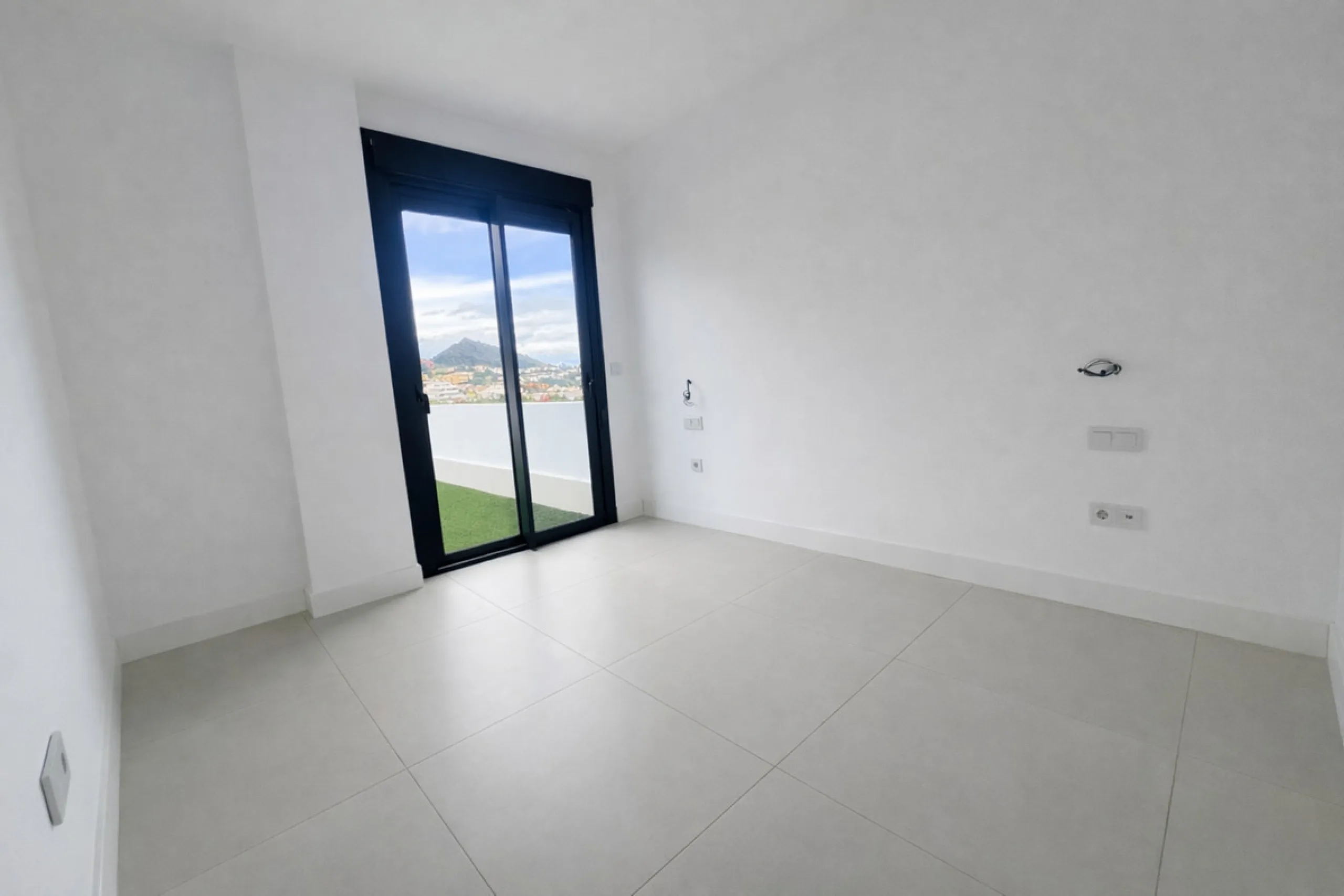 Ground floor 3-bedroom apartment with 100 m² private garden in El Higuerón