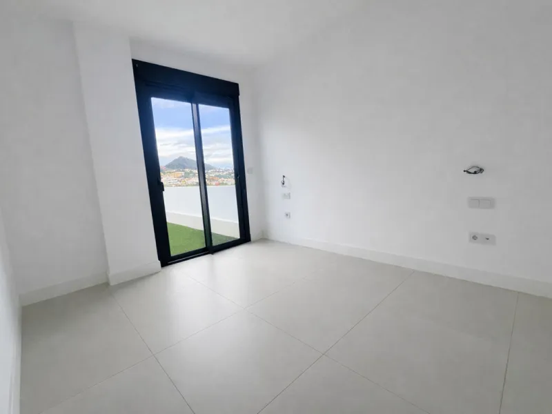 Ground floor 3-bedroom apartment with 100 m² private garden in El Higuerón
