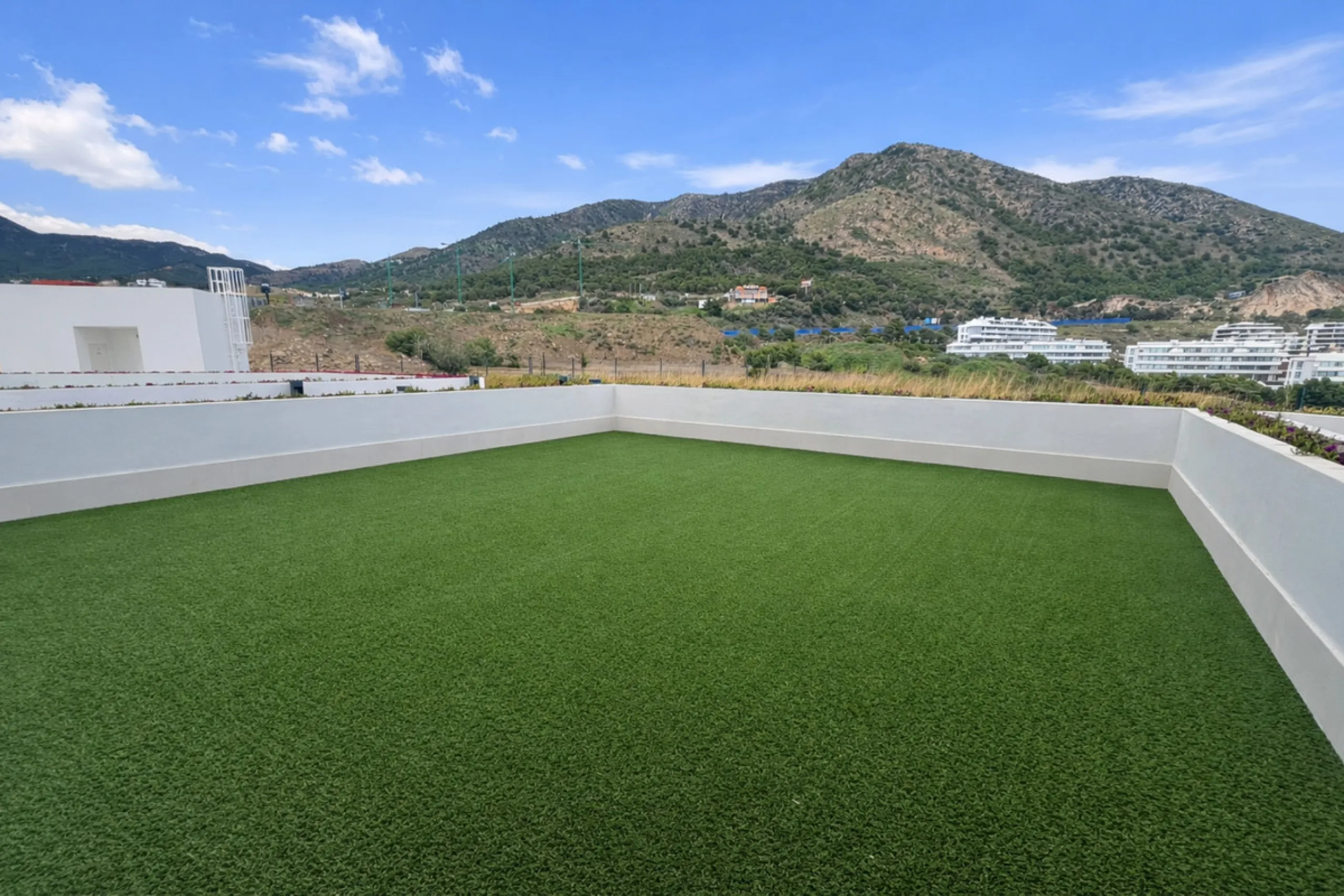 Ground floor 3-bedroom apartment with 100 m² private garden in El Higuerón