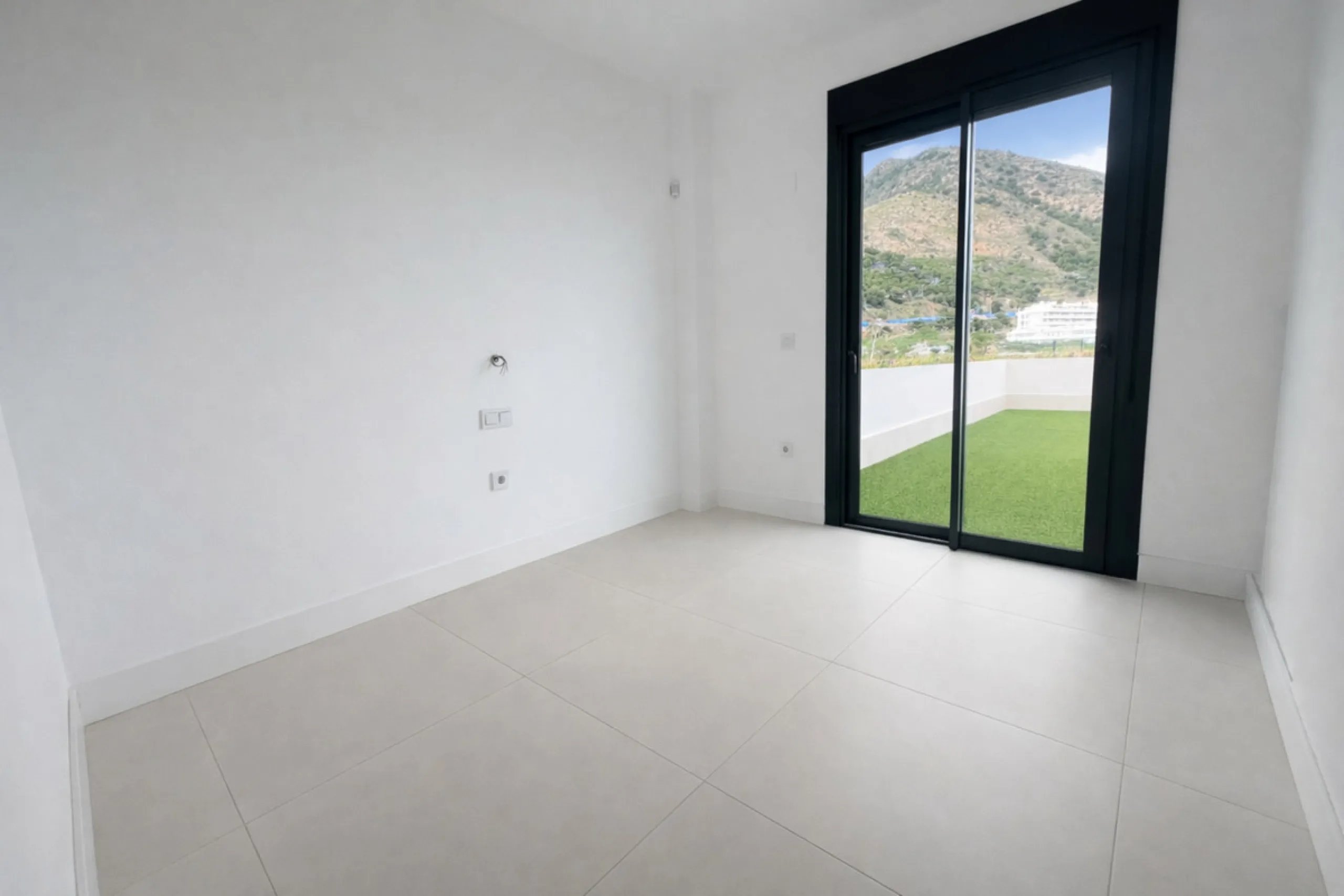 Ground floor 3-bedroom apartment with 100 m² private garden in El Higuerón