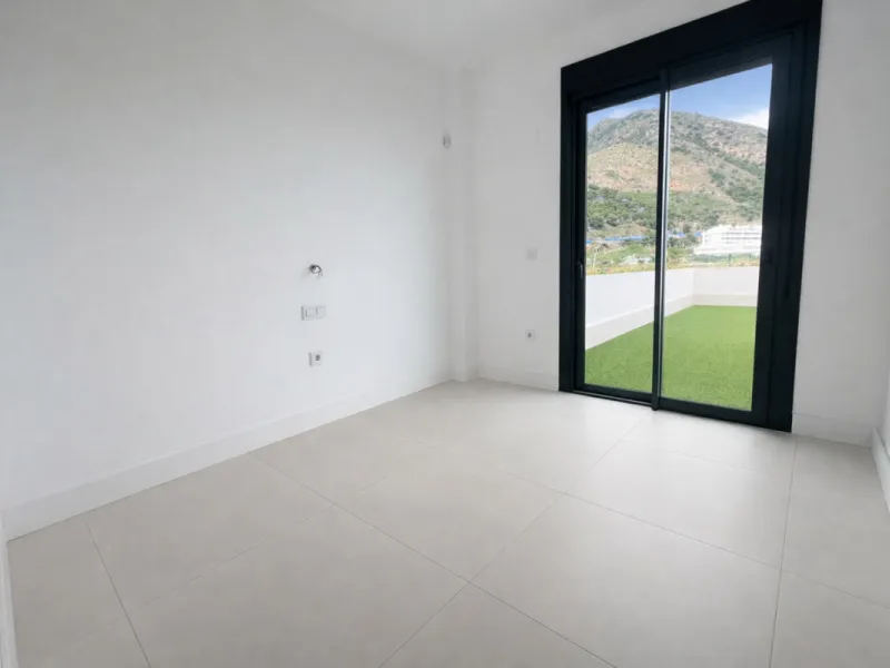 Ground floor 3-bedroom apartment with 100 m² private garden in El Higuerón