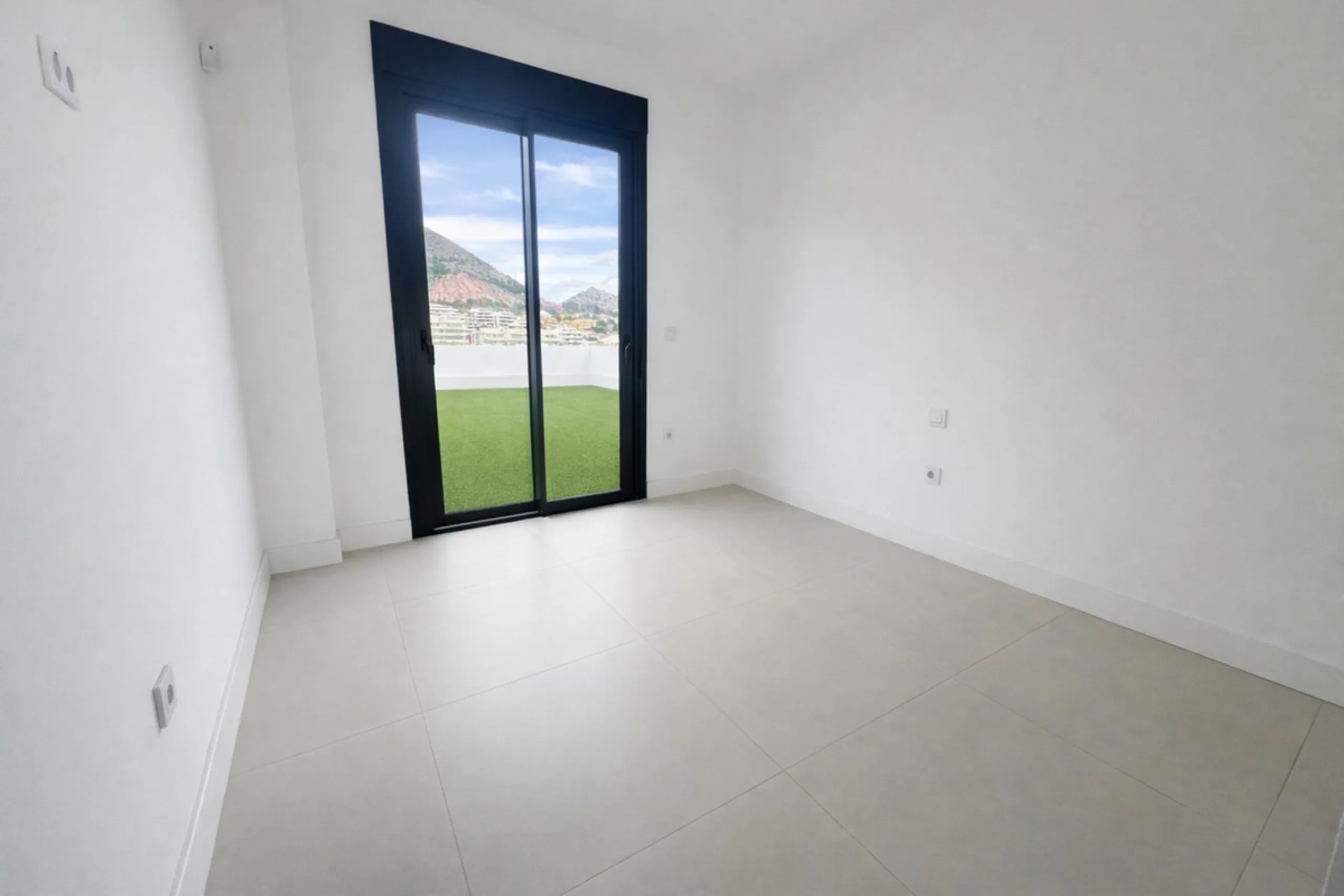 Ground floor 3-bedroom apartment with 100 m² private garden in El Higuerón