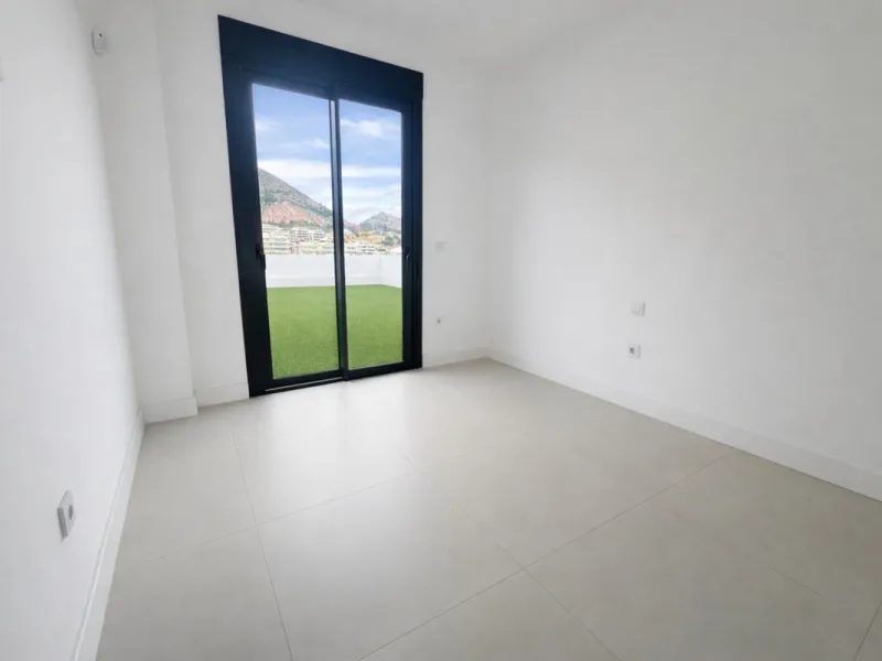 Ground floor 3-bedroom apartment with 100 m² private garden in El Higuerón