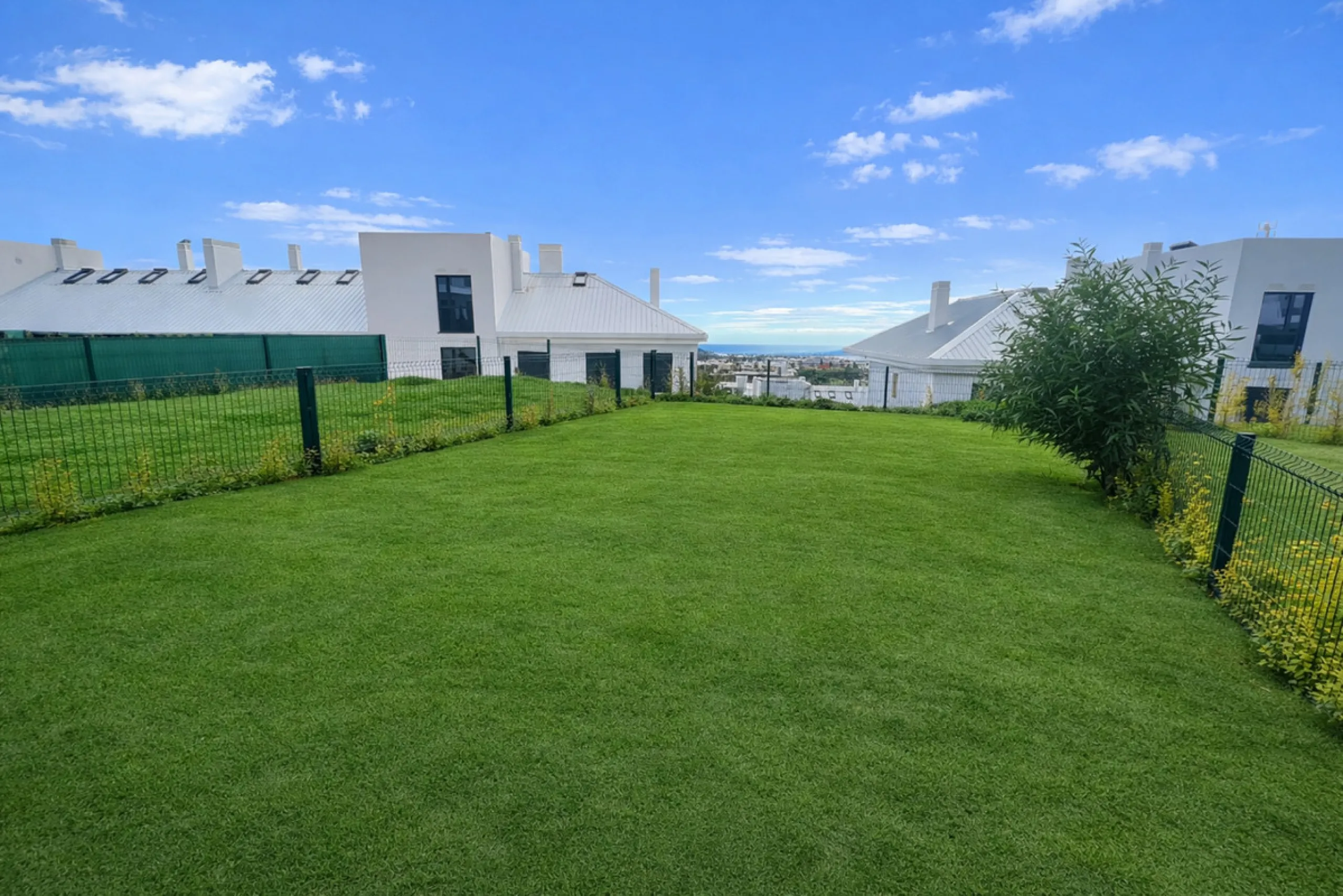 Ground floor 3-bedroom apartment with 100 m² private garden in El Higuerón