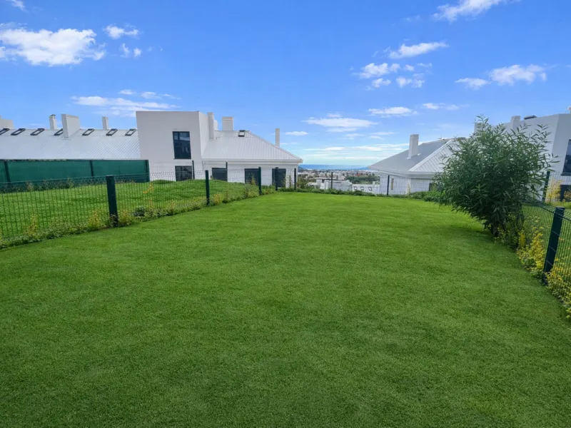 Ground floor 3-bedroom apartment with 100 m² private garden in El Higuerón