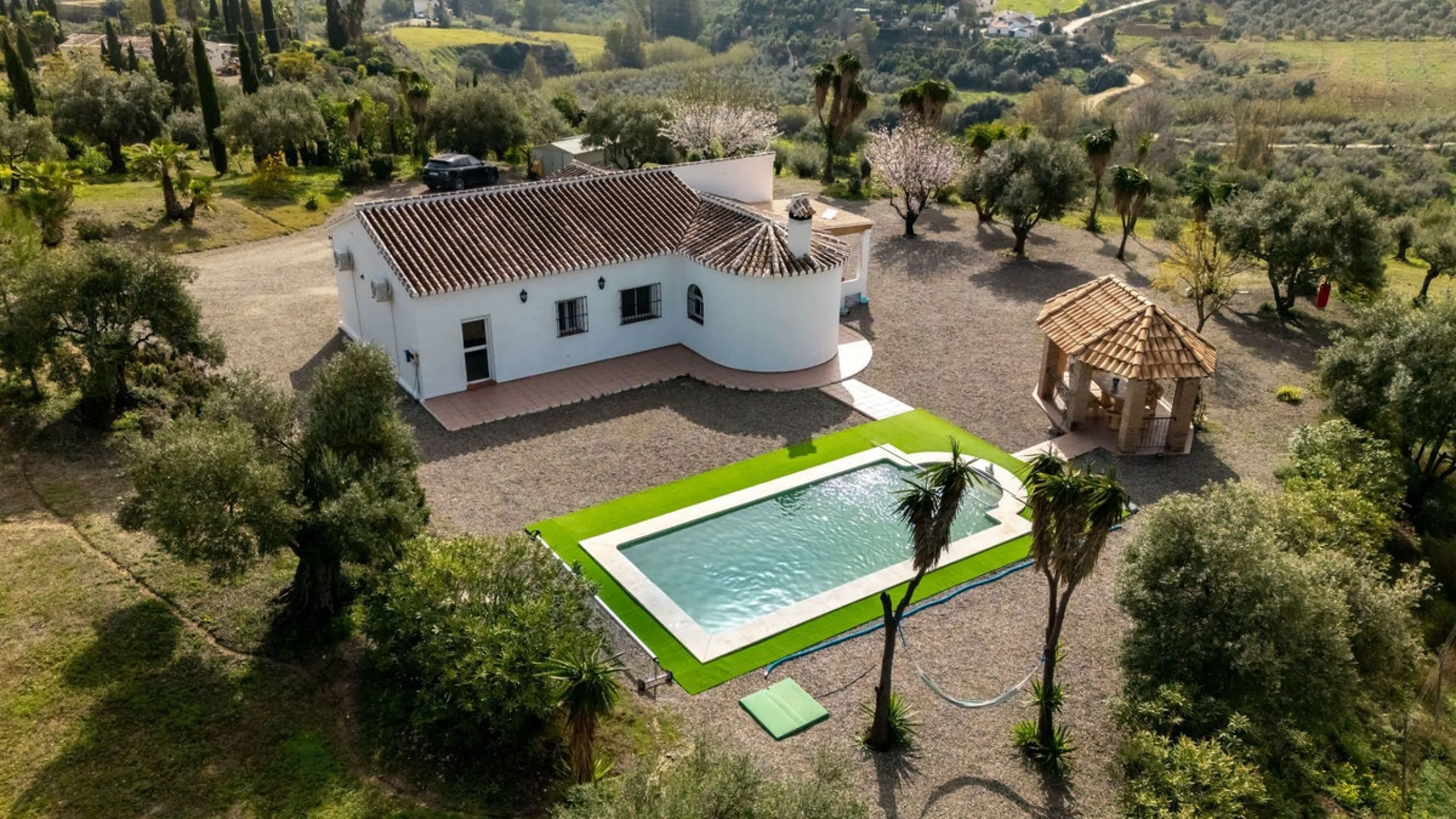 House - Finca - Cortijo в продаже в Casarabonela, Málaga. В доме 3 спален и 2 ванных комнат. Площадь дома 142 м². Площадь участка 6000 м²