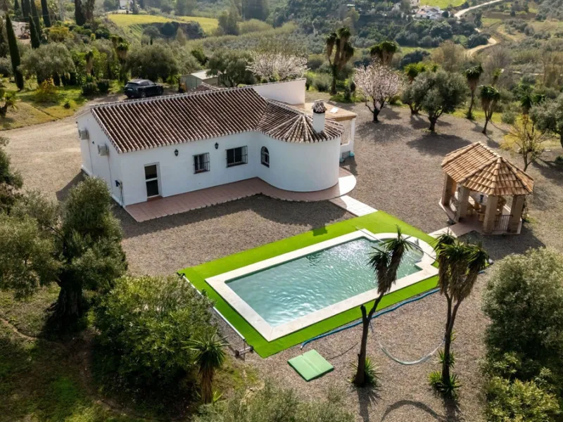 House - Finca - Cortijo в продаже в Casarabonela, Málaga. В доме 3 спален и 2 ванных комнат. Площадь дома 142 м². Площадь участка 6000 м²