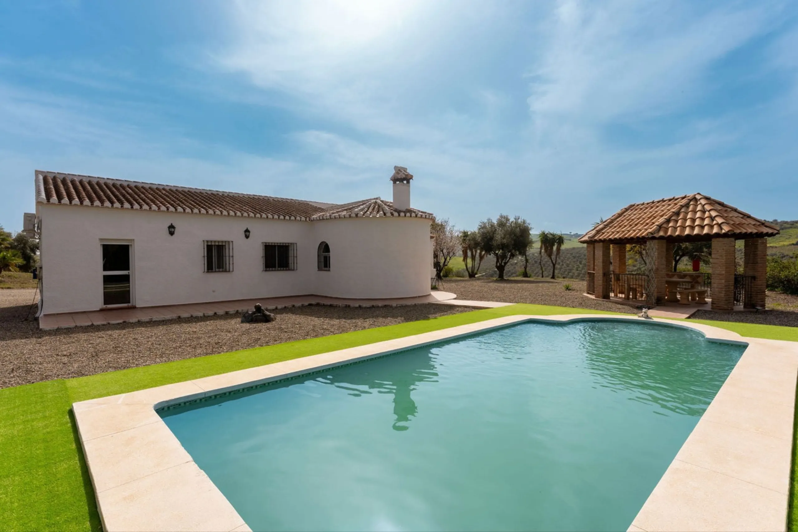 House - Finca - Cortijo в продаже в Casarabonela, Málaga. В доме 3 спален и 2 ванных комнат. Площадь дома 142 м². Площадь участка 6000 м²