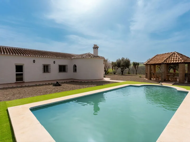 House - Finca - Cortijo в продаже в Casarabonela, Málaga. В доме 3 спален и 2 ванных комнат. Площадь дома 142 м². Площадь участка 6000 м²