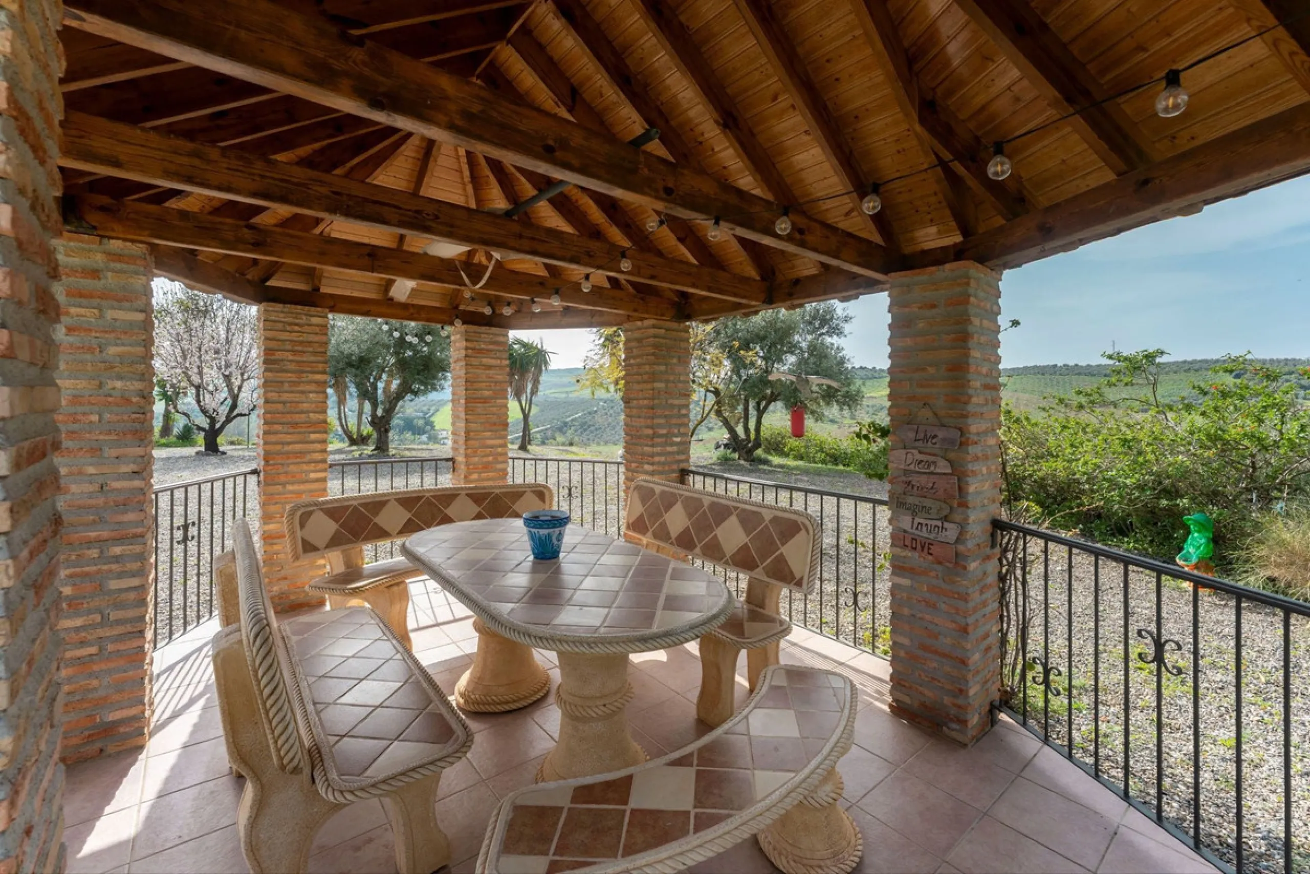 House - Finca - Cortijo в продаже в Casarabonela, Málaga. В доме 3 спален и 2 ванных комнат. Площадь дома 142 м². Площадь участка 6000 м²