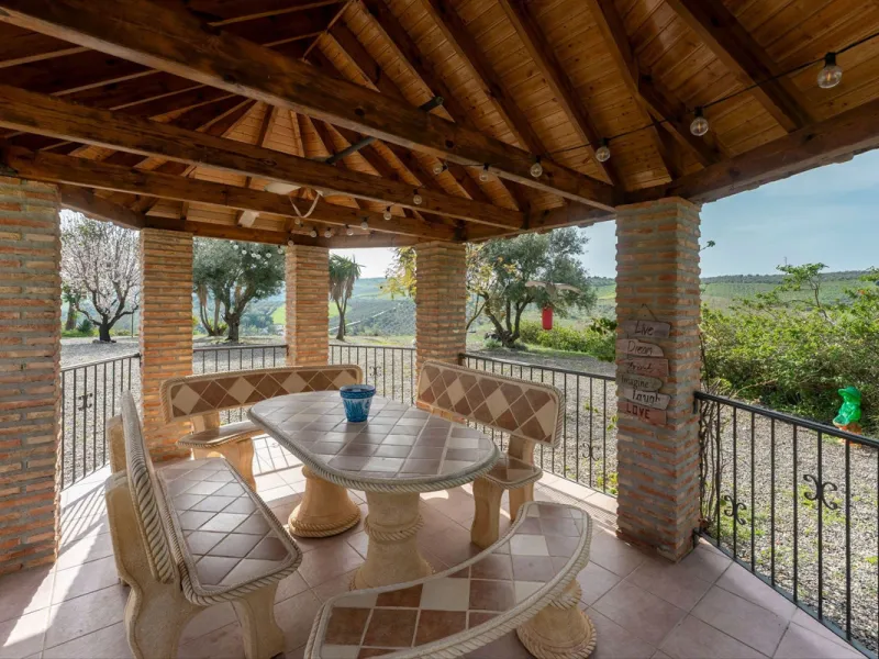 House - Finca - Cortijo в продаже в Casarabonela, Málaga. В доме 3 спален и 2 ванных комнат. Площадь дома 142 м². Площадь участка 6000 м²