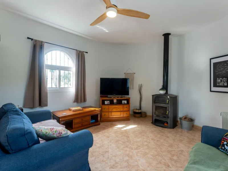 House - Finca - Cortijo в продаже в Casarabonela, Málaga. В доме 3 спален и 2 ванных комнат. Площадь дома 142 м². Площадь участка 6000 м²