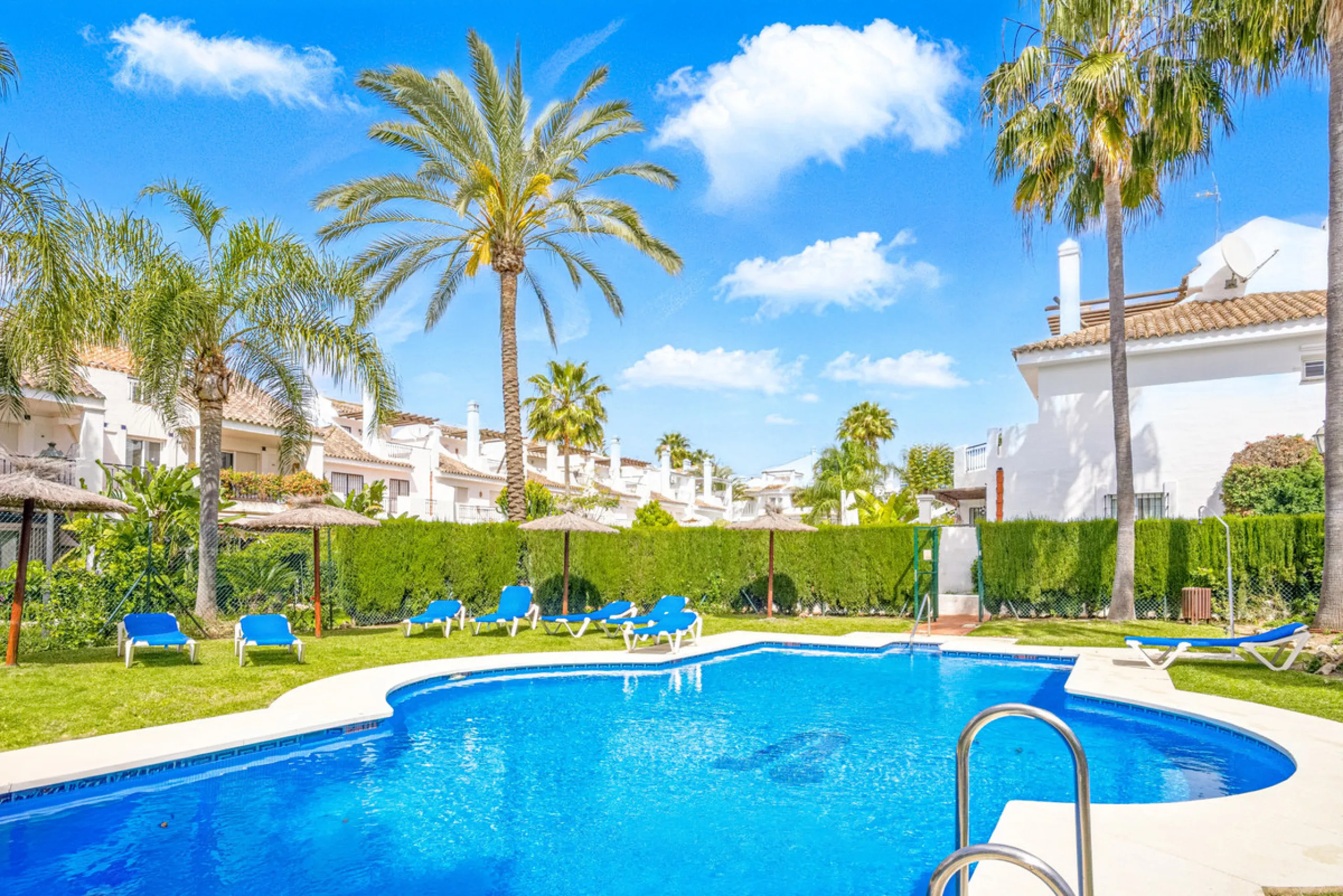 We present this fantastic, newly renovated house located in Los Naranjos, Marbella, next to Puerto Banús. It boasts an excellent location, just a few minutes' drive from the beach or the center of Marbella.
