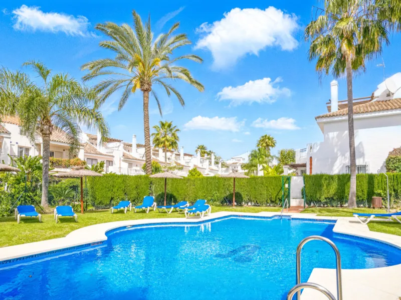 We present this fantastic, newly renovated house located in Los Naranjos, Marbella, next to Puerto Banús. It boasts an excellent location, just a few minutes' drive from the beach or the center of Marbella.