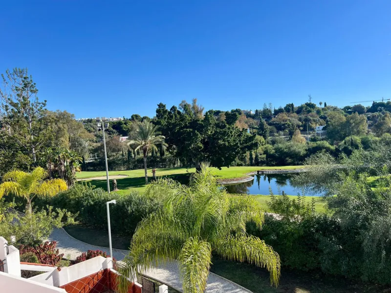 We present this fantastic, newly renovated house located in Los Naranjos, Marbella, next to Puerto Banús. It boasts an excellent location, just a few minutes' drive from the beach or the center of Marbella.