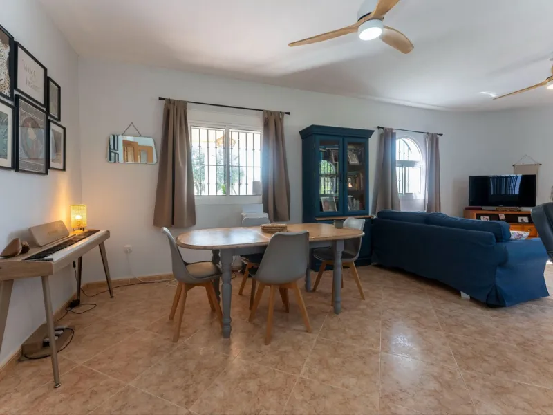 House - Finca - Cortijo в продаже в Casarabonela, Málaga. В доме 3 спален и 2 ванных комнат. Площадь дома 142 м². Площадь участка 6000 м²