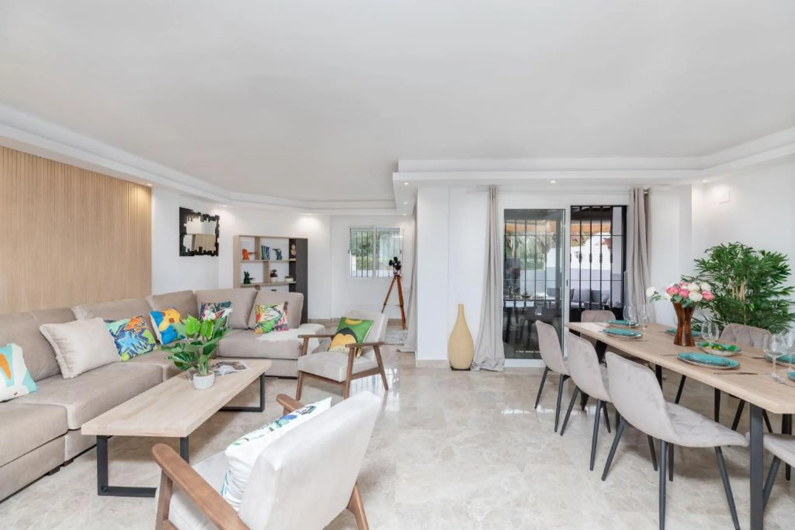 We present this fantastic, newly renovated house located in Los Naranjos, Marbella, next to Puerto Banús. It boasts an excellent location, just a few minutes' drive from the beach or the center of Marbella.