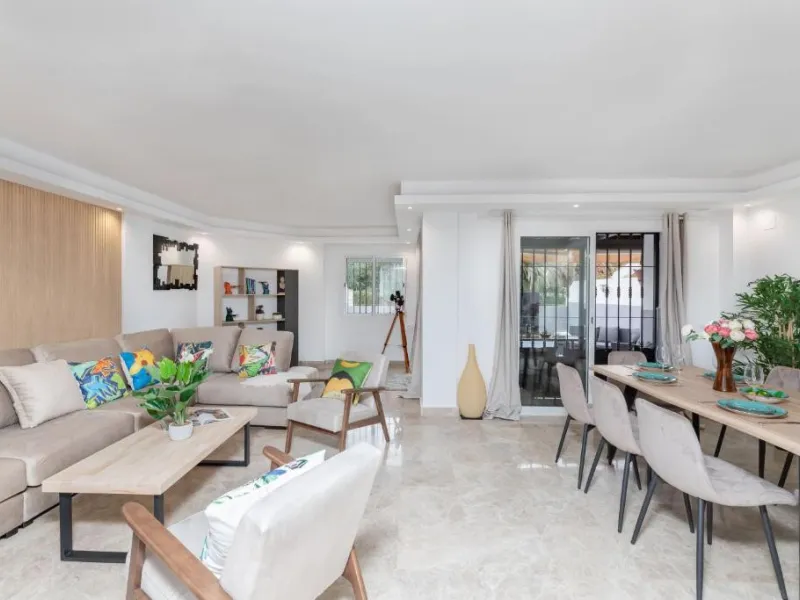 We present this fantastic, newly renovated house located in Los Naranjos, Marbella, next to Puerto Banús. It boasts an excellent location, just a few minutes' drive from the beach or the center of Marbella.