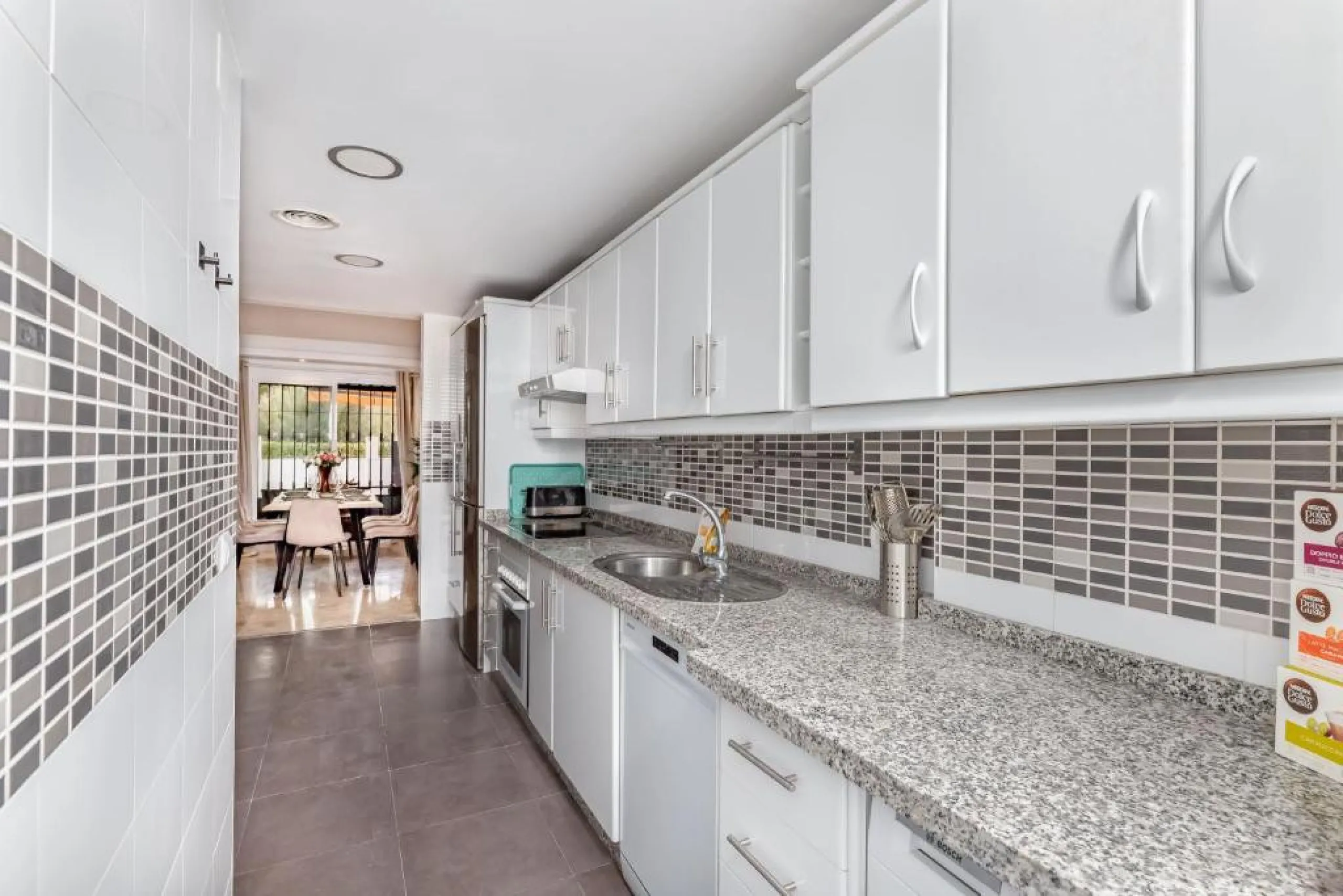 We present this fantastic, newly renovated house located in Los Naranjos, Marbella, next to Puerto Banús. It boasts an excellent location, just a few minutes' drive from the beach or the center of Marbella.
