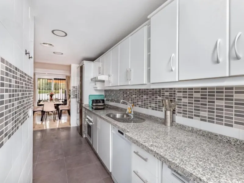 We present this fantastic, newly renovated house located in Los Naranjos, Marbella, next to Puerto Banús. It boasts an excellent location, just a few minutes' drive from the beach or the center of Marbella.