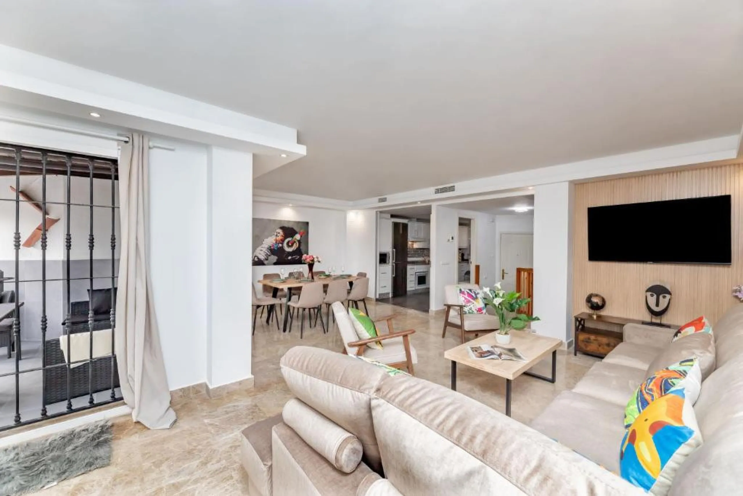 We present this fantastic, newly renovated house located in Los Naranjos, Marbella, next to Puerto Banús. It boasts an excellent location, just a few minutes' drive from the beach or the center of Marbella.