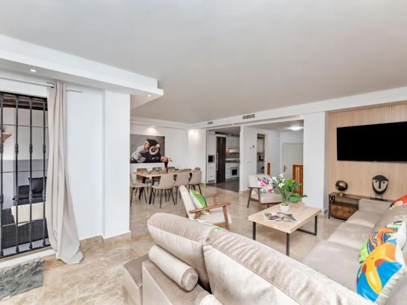 We present this fantastic, newly renovated house located in Los Naranjos, Marbella, next to Puerto Banús. It boasts an excellent location, just a few minutes' drive from the beach or the center of Marbella.