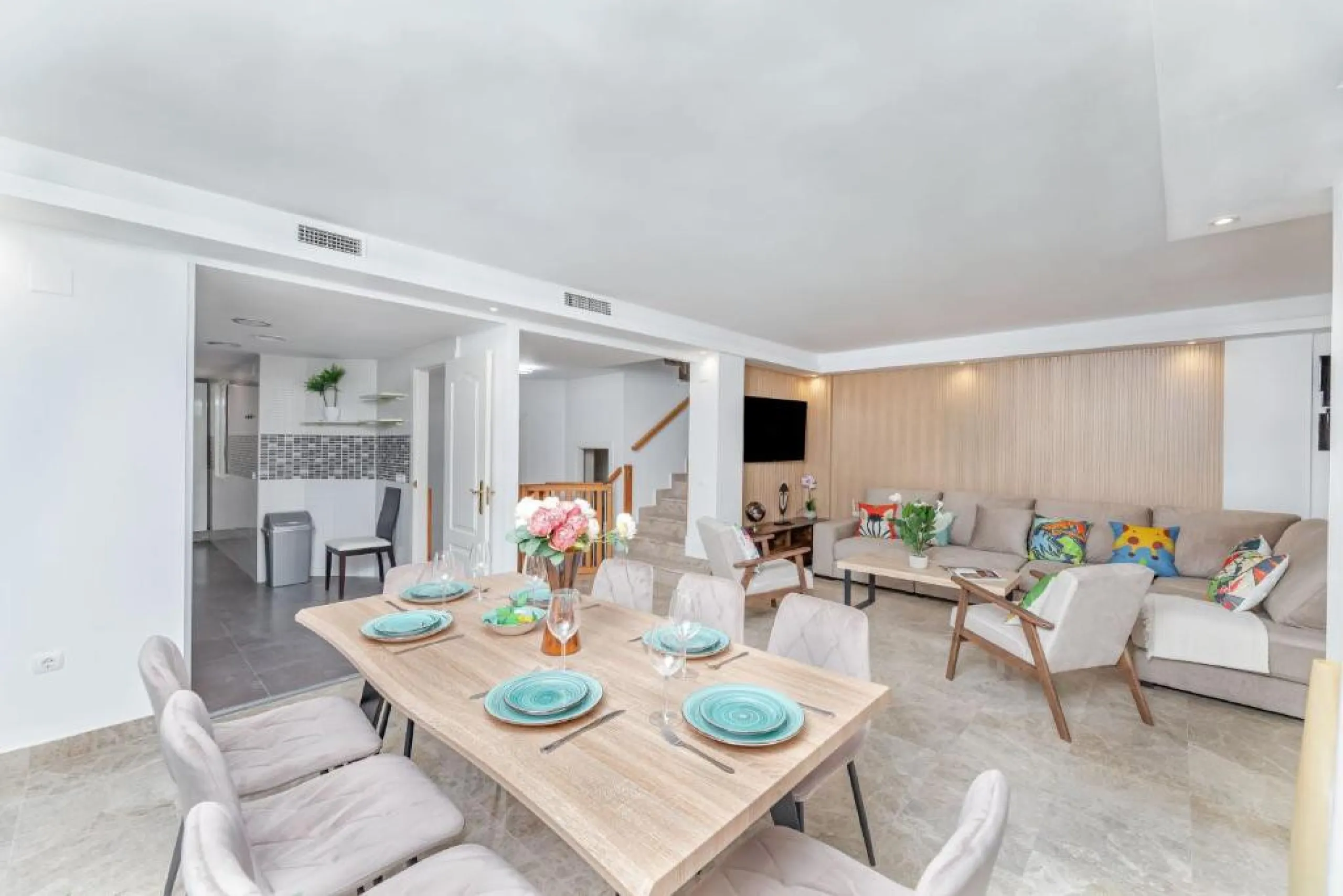 We present this fantastic, newly renovated house located in Los Naranjos, Marbella, next to Puerto Banús. It boasts an excellent location, just a few minutes' drive from the beach or the center of Marbella.