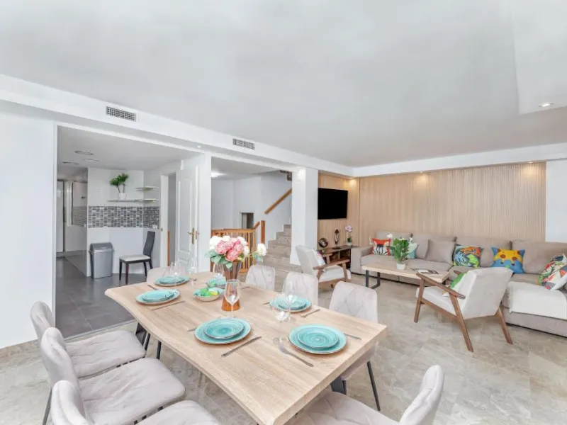 We present this fantastic, newly renovated house located in Los Naranjos, Marbella, next to Puerto Banús. It boasts an excellent location, just a few minutes' drive from the beach or the center of Marbella.