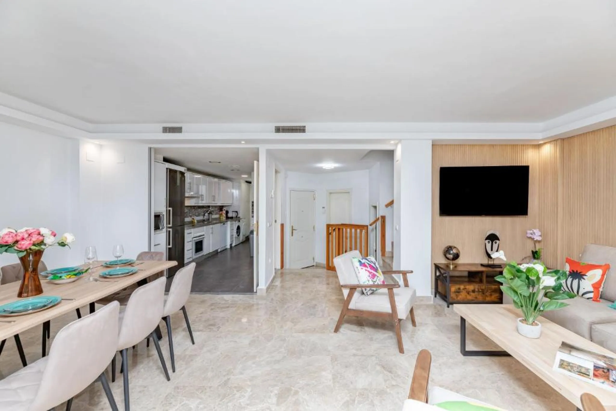 We present this fantastic, newly renovated house located in Los Naranjos, Marbella, next to Puerto Banús. It boasts an excellent location, just a few minutes' drive from the beach or the center of Marbella.
