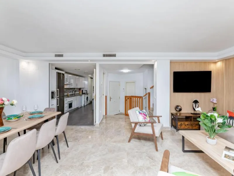We present this fantastic, newly renovated house located in Los Naranjos, Marbella, next to Puerto Banús. It boasts an excellent location, just a few minutes' drive from the beach or the center of Marbella.
