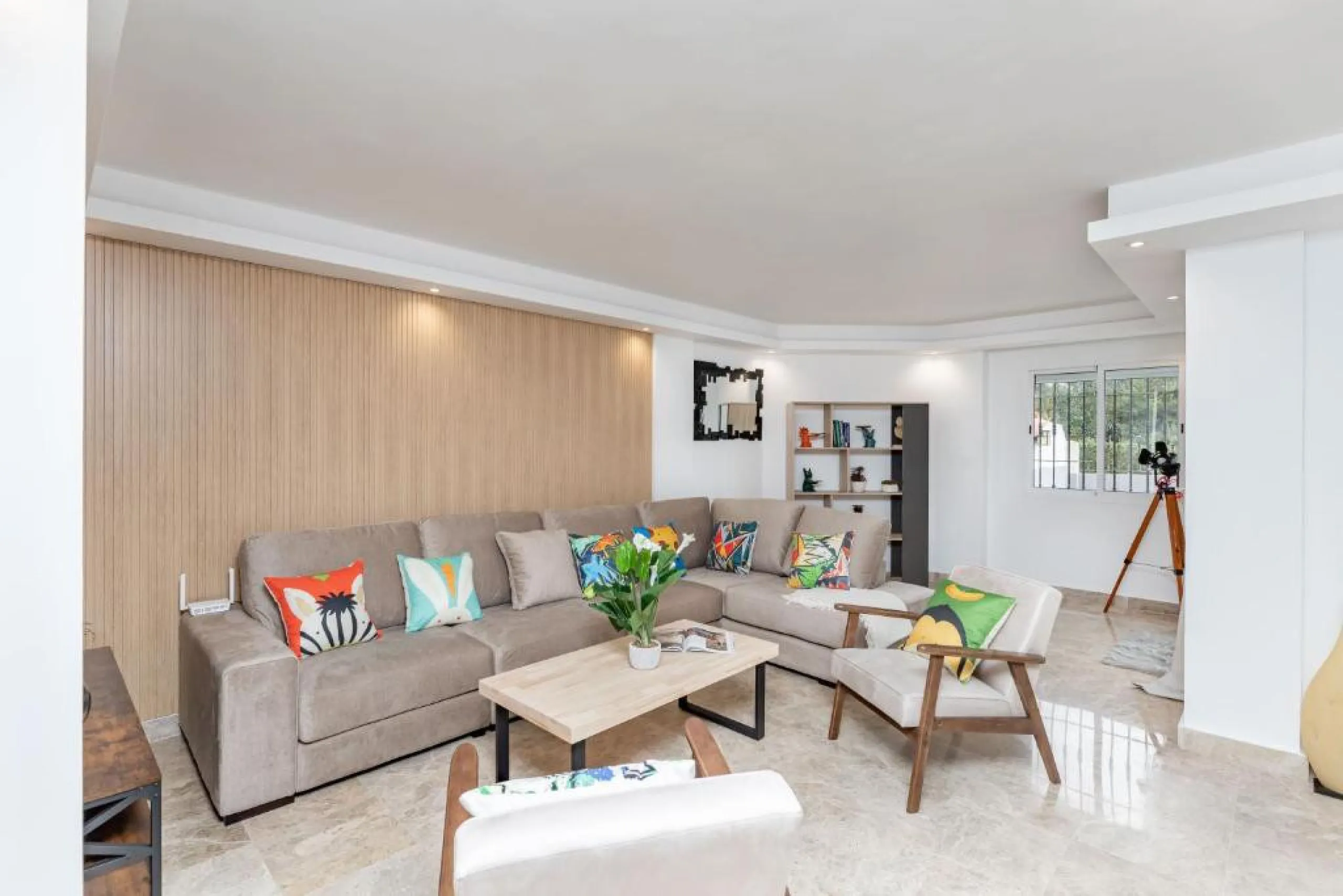 We present this fantastic, newly renovated house located in Los Naranjos, Marbella, next to Puerto Banús. It boasts an excellent location, just a few minutes' drive from the beach or the center of Marbella.