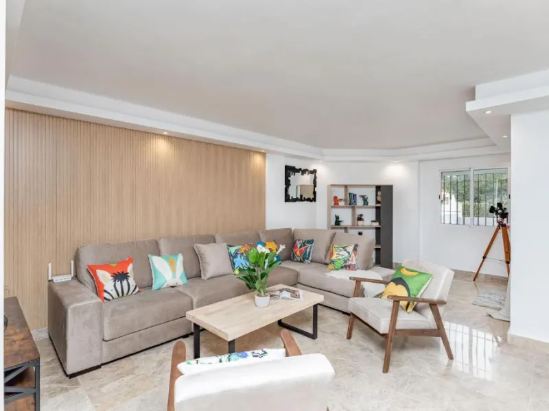 We present this fantastic, newly renovated house located in Los Naranjos, Marbella, next to Puerto Banús. It boasts an excellent location, just a few minutes' drive from the beach or the center of Marbella.